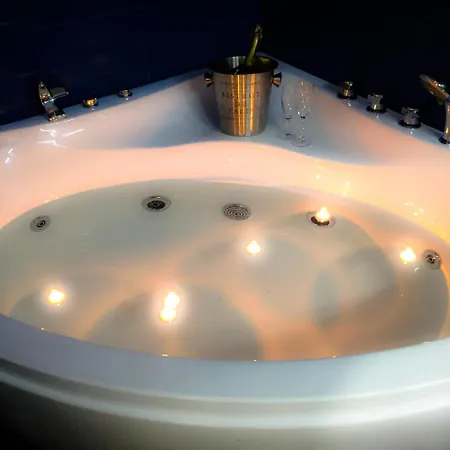 Adelaide & 4* 토레 아 마레