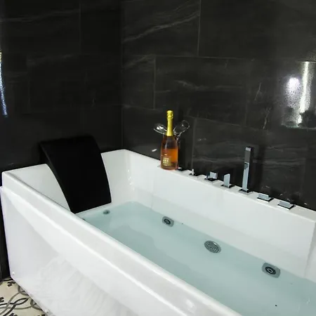 Adelaide & B&B 토레 아 마레