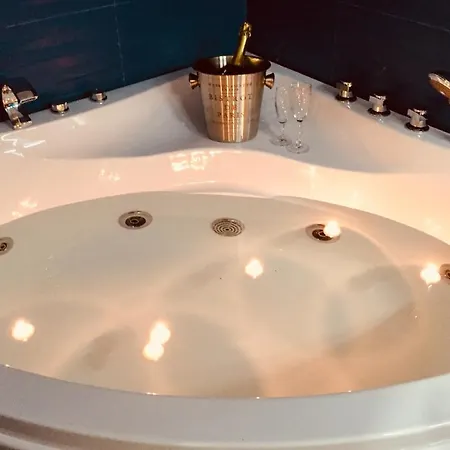 Adelaide & 토레 아 마레