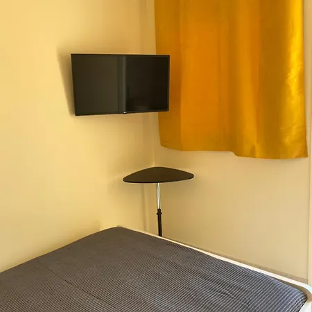Adelaide & Bed and Breakfast 4*
