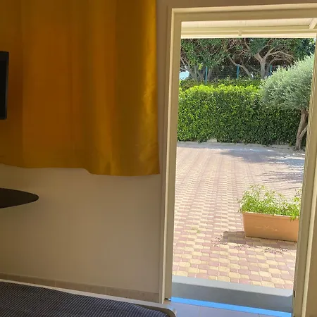 Adelaide & 4* Torre A Mare