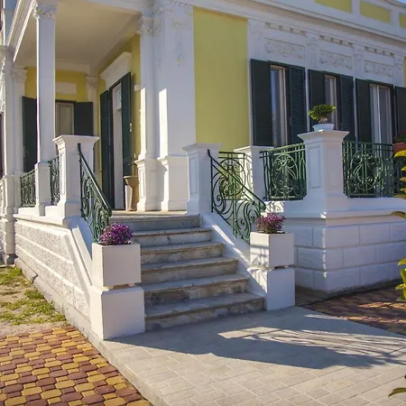 Adelaide & Torre A Mare