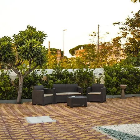 Adelaide & 4* Torre A Mare