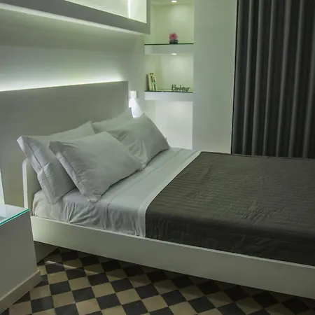 Adelaide & Torre A Mare